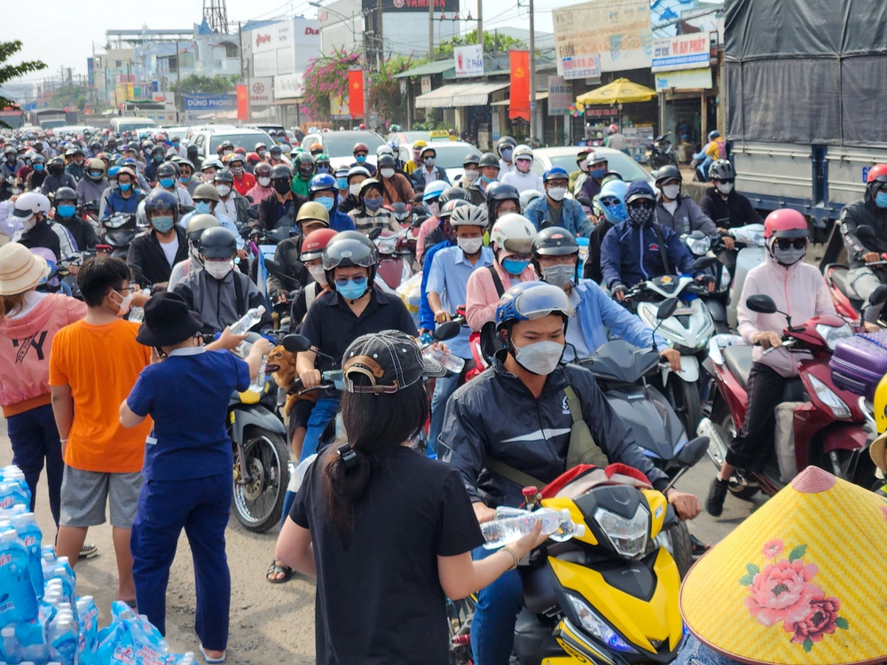 Cửa ngõ Đông và Tây TP.HCM đều tắc nghẽn ngày đầu nghỉ Lễ, người dân được phát nước miễn phí - Ảnh 14.