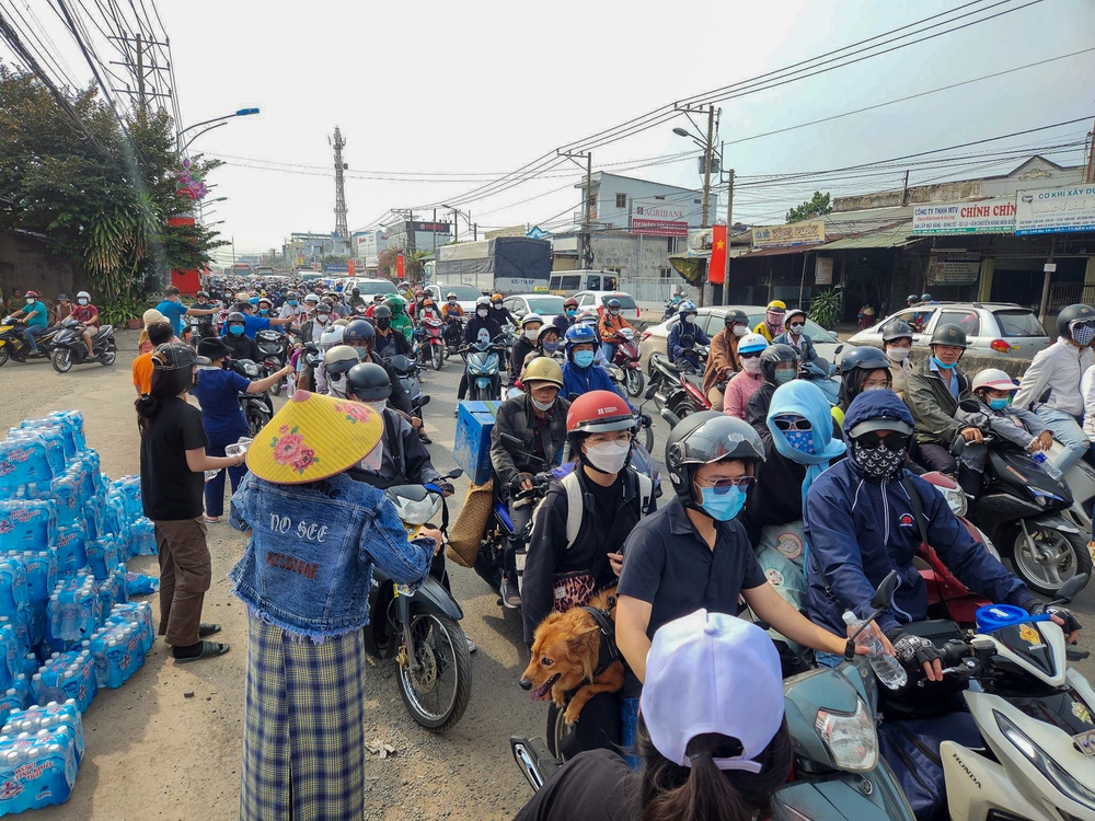 Cửa ngõ Đông và Tây TP.HCM đều tắc nghẽn ngày đầu nghỉ Lễ, người dân được phát nước miễn phí - Ảnh 13.