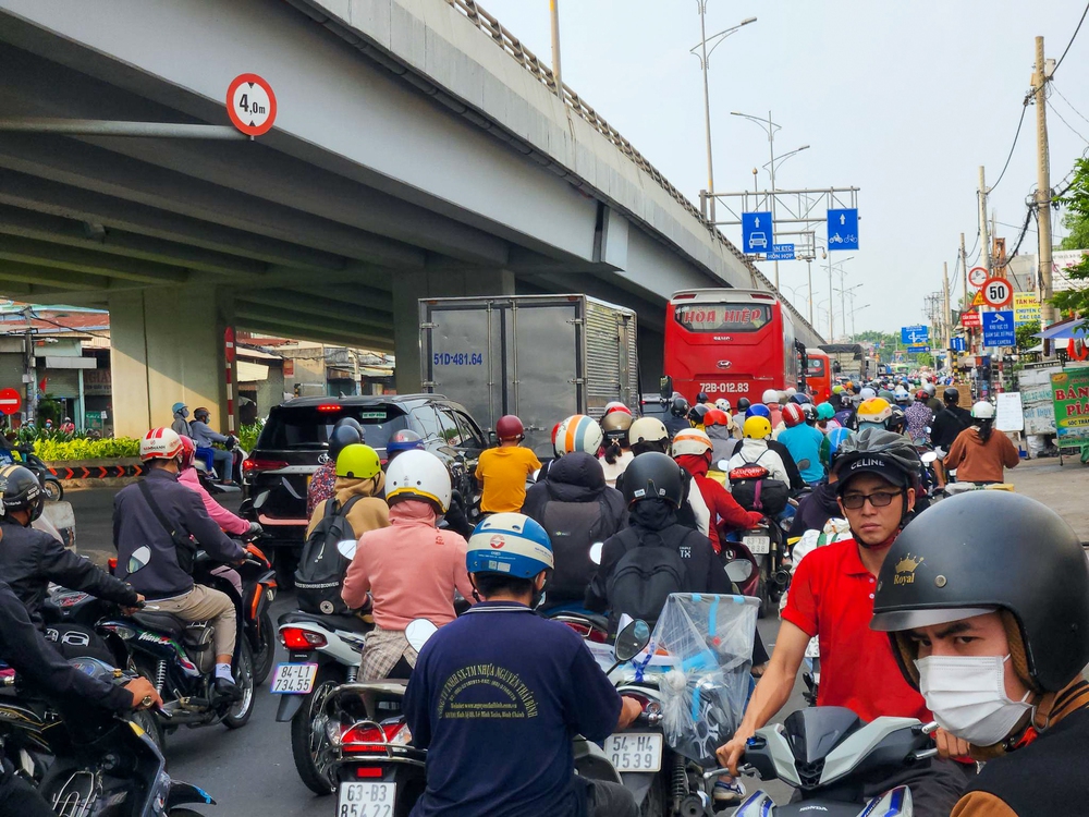 Cửa ngõ Đông và Tây TP.HCM đều tắc nghẽn ngày đầu nghỉ Lễ, người dân được phát nước miễn phí - Ảnh 9.