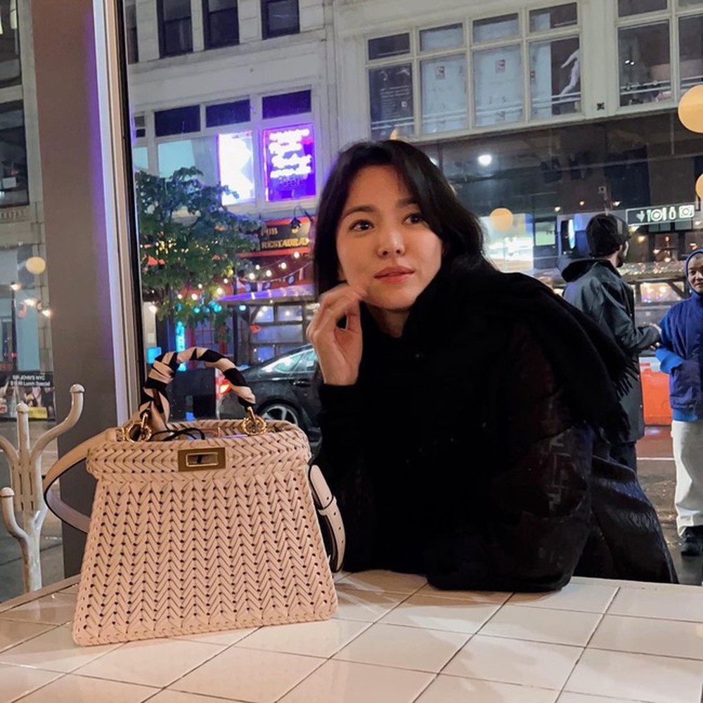 Song Hye Kyo shows off her bare face in New York after a series of viral moments at Baeksang 2023 - Photo 3.