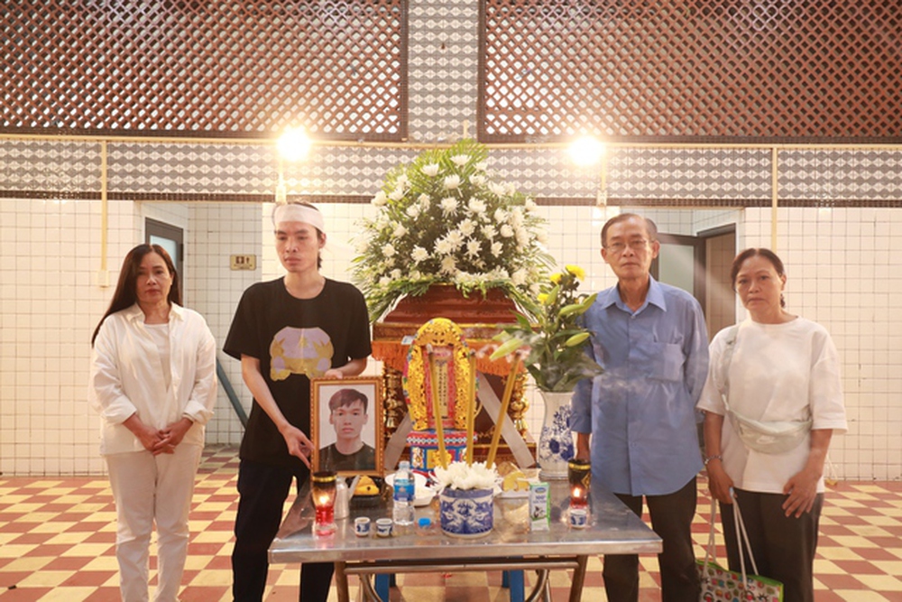 Lễ đưa tang ca sĩ Win (Hồ Minh Tuấn): Người thân xót xa bên linh cữu, các thành viên Zero9 đến tiễn biệt - Ảnh 1.