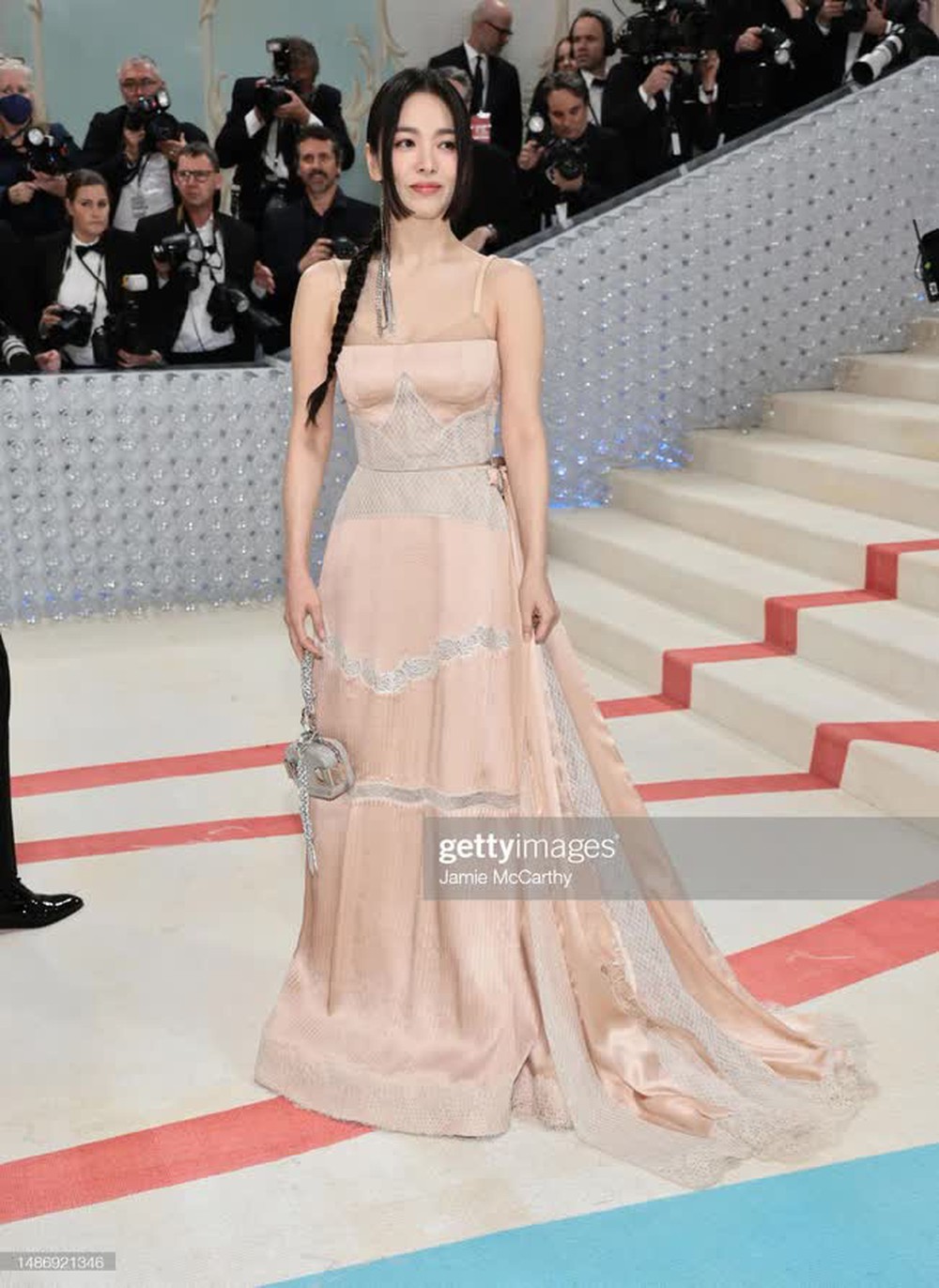  Bóc trần nhan sắc thật của Song Hye Kyo qua ống kính tử thần và cam thường tại Met Gala 2023, liệu có bớt lung linh? - Ảnh 4.