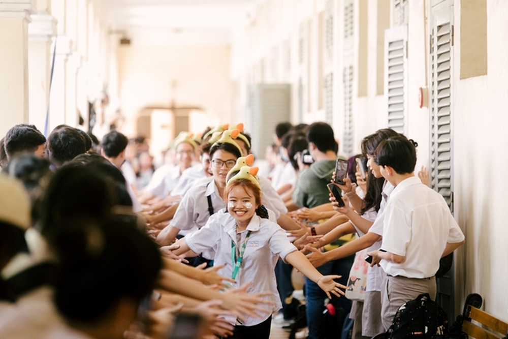 Ngày ra trường của học sinh chuyên Lê Hồng Phong luôn hạnh phúc: Quậy hết mình nhưng khóc cũng hết nước mắt! - Ảnh 1.