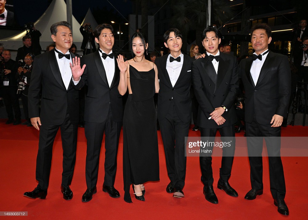 Thảm đỏ Cannes 2023 ngày 9: Song Joong Ki giữ khoảng cách bên mỹ nhân, Heidi Klum và dàn thiên thần đại náo sự kiện - Ảnh 3.