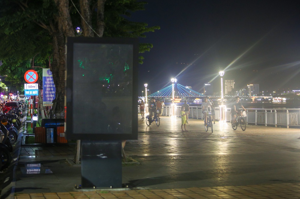 Những hình ảnh khác lạ trước và sau 8 giờ tối tại Đà Nẵng - Ảnh 10.