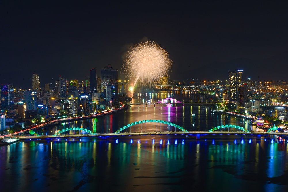 Canada và Pháp tạo nên màn trình diễn pháo hoa cực ấn tượng trên bầu trời Đà Nẵng