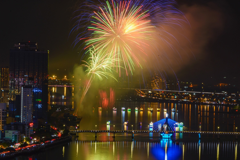 Canada và Pháp tạo nên màn trình diễn pháo hoa cực ấn tượng trên bầu trời Đà Nẵng