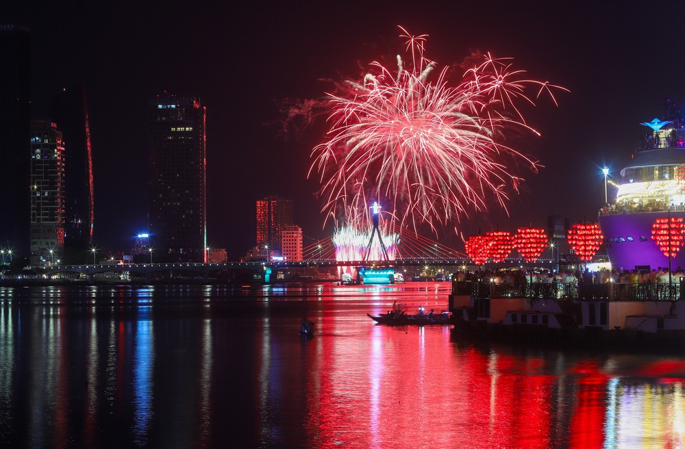 Canada và Pháp tạo nên màn trình diễn pháo hoa cực ấn tượng trên bầu trời Đà Nẵng