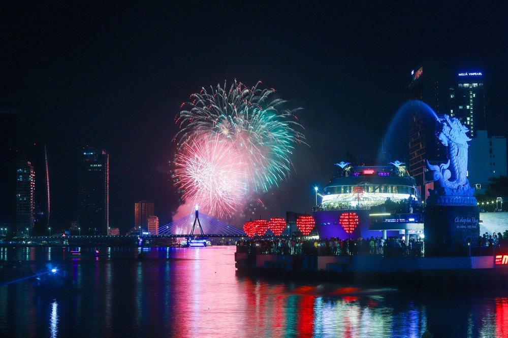 Canada và Pháp tạo nên màn trình diễn pháo hoa cực ấn tượng trên bầu trời Đà Nẵng