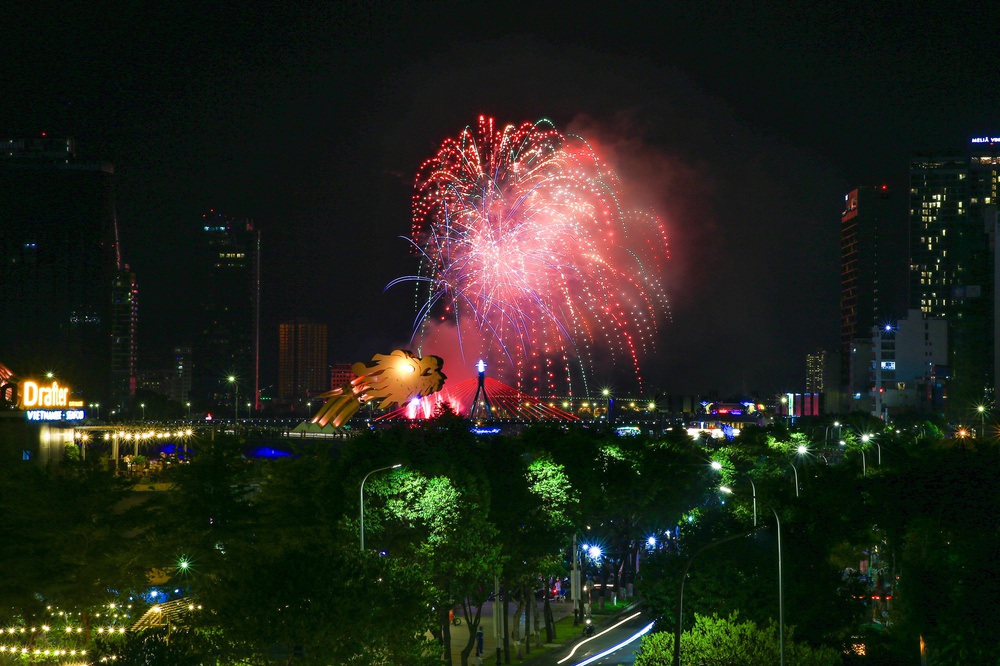 Canada và Pháp tạo nên màn trình diễn pháo hoa cực ấn tượng trên bầu trời Đà Nẵng