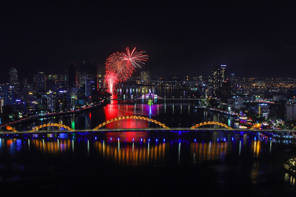 Canada và Pháp tạo nên màn trình diễn pháo hoa cực ấn tượng trên bầu trời Đà Nẵng