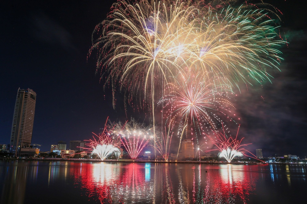 Canada và Pháp tạo nên màn trình diễn pháo hoa cực ấn tượng trên bầu trời Đà Nẵng