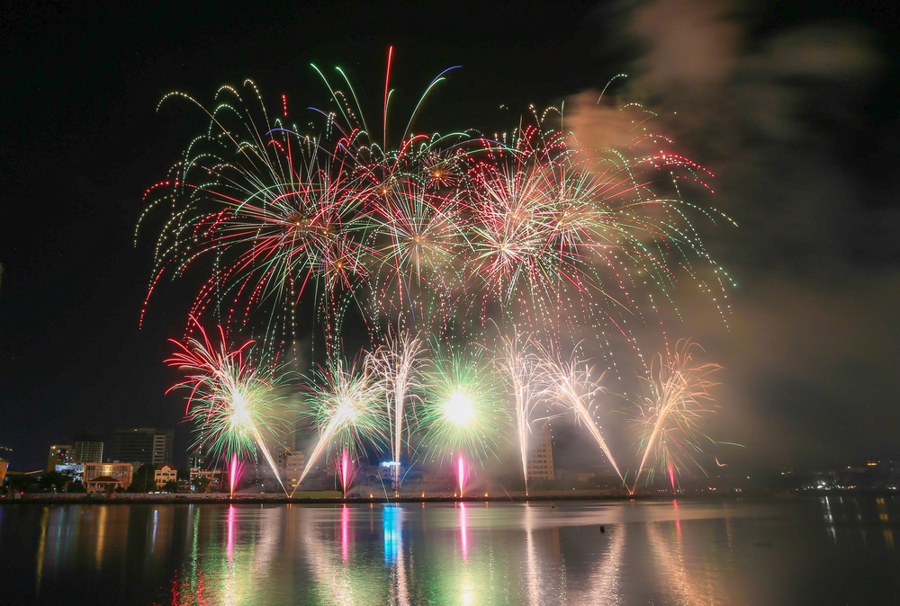 Canada và Pháp tạo nên màn trình diễn pháo hoa cực ấn tượng trên bầu trời Đà Nẵng