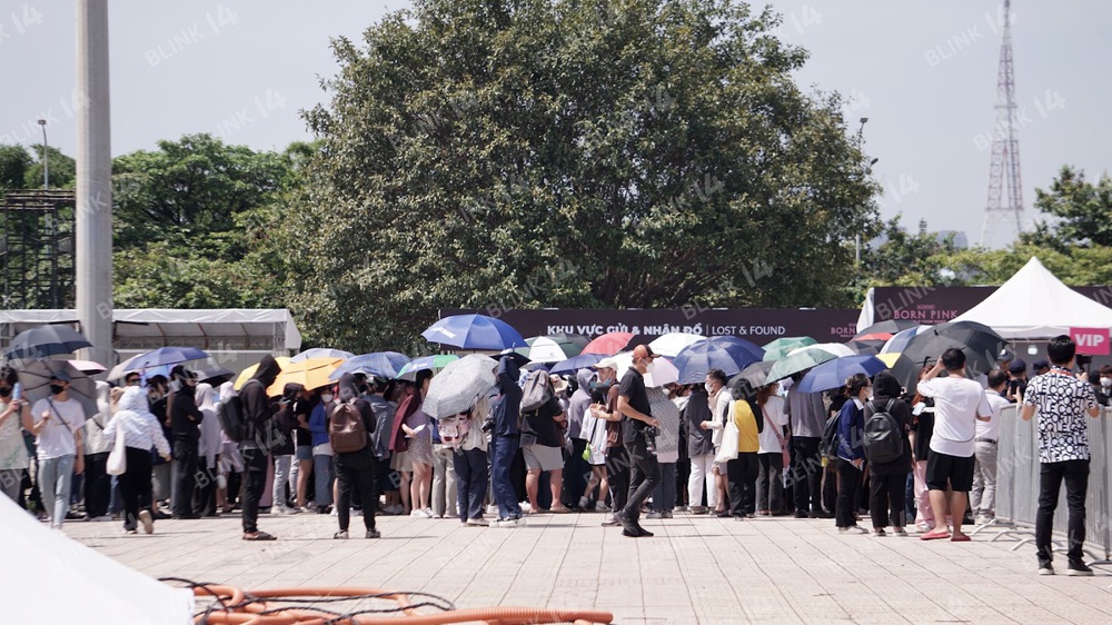 SVĐ Mỹ Đình chật kín người: BLACKPINK 'hốt bạc' và thu hút sự quan tâm của fan quốc tế