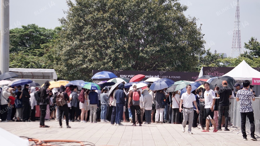 SVĐ Mỹ Đình chật kín người: BLACKPINK 'hốt bạc' và thu hút sự quan tâm của fan quốc tế