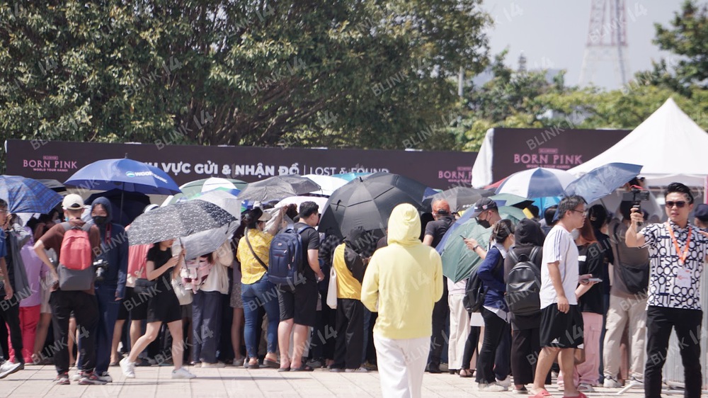 SVĐ Mỹ Đình chật kín người: BLACKPINK 'hốt bạc' và thu hút sự quan tâm của fan quốc tế