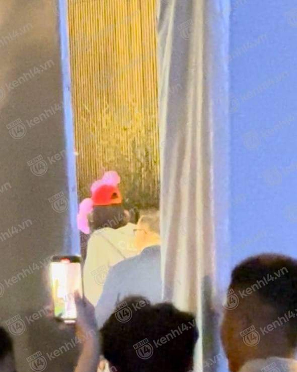 BLACKPINK trở về khách sạn từ chuyến bay: Ngỡ ngàng với sự bảo vệ chặt chẽ, Jennie và Lisa lộ diện ngay lập tức!