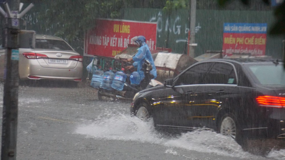  Mưa lớn bất ngờ ở Hà Nội khiến nhiều người trở tay không kịp, xe cộ vật lộn trong nước  - Ảnh 3.