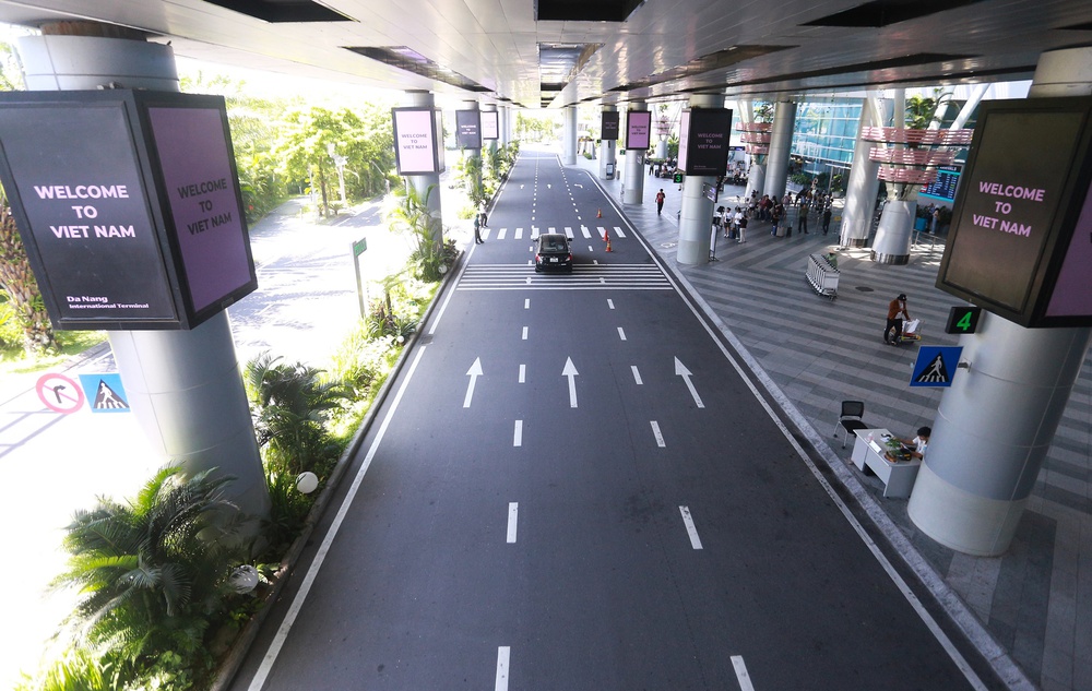 Nhà ga Quốc tế Đà Nẵng gây bất ngờ khi phủ hồng đen hưởng ứng không khí đón BLACKPINK - Ảnh 7.