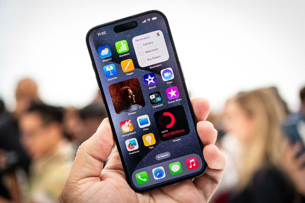 Trên tay iPhone 15 Pro Max: Cầm nhẹ hơn, màu sắc đẹp sang trọng, xứng đáng “xuống tiền” - Ảnh 4.