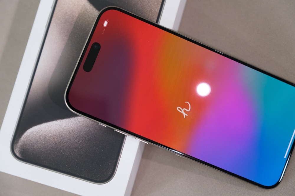 Cận cảnh iPhone 15 Pro Max đầu tiên cập bến Việt Nam: Giá lên đến 70 triệu đồng nhưng nhiều người vẫn không tiếc tiền mua! - Ảnh 9.
