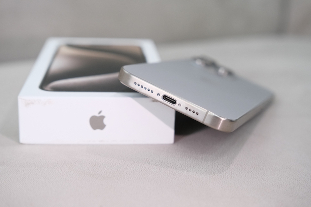 Cận cảnh iPhone 15 Pro Max đầu tiên cập bến Việt Nam: Giá lên đến 70 triệu đồng nhưng nhiều người vẫn không tiếc tiền mua! - Ảnh 7.