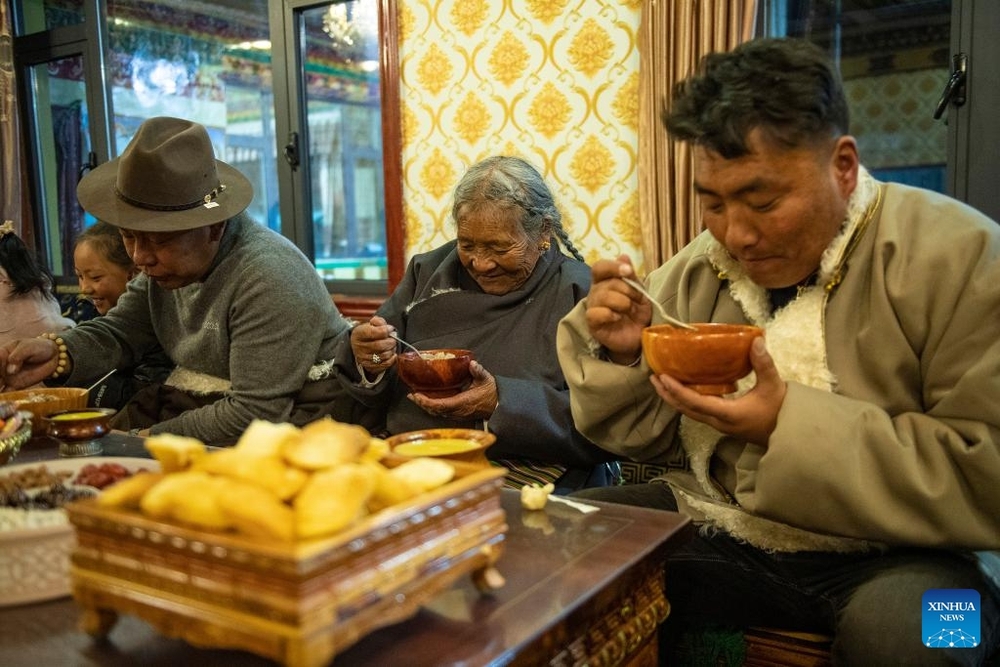 Chùm ảnh: Hàng triệu người khắp châu Á cùng nhau đón năm mới Giáp Thìn, mọi nẻo đường trang hoàng rực rỡ đầy ấn tượng - Ảnh 2.