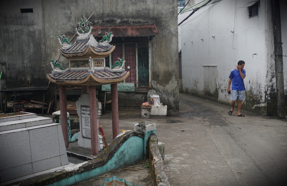 Ớn lạnh nơi người dân sống chung với 2.000 ngôi mộ ở Đà Nẵng - Ảnh 14.