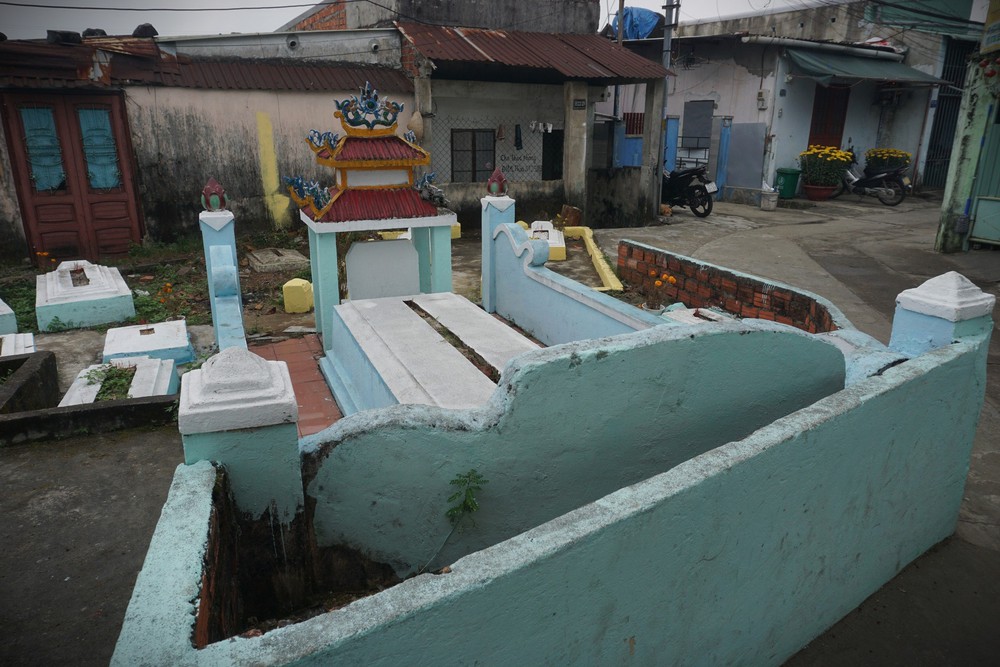 Ớn lạnh nơi người dân sống chung với 2.000 ngôi mộ ở Đà Nẵng - Ảnh 13.