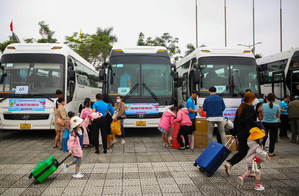 Niềm vui trên những chuyến xe 0 đồng mang Tết cho hàng ngàn công nhân: “Tết chỉ trọn vẹn là khi được về nhà” - Ảnh 1.