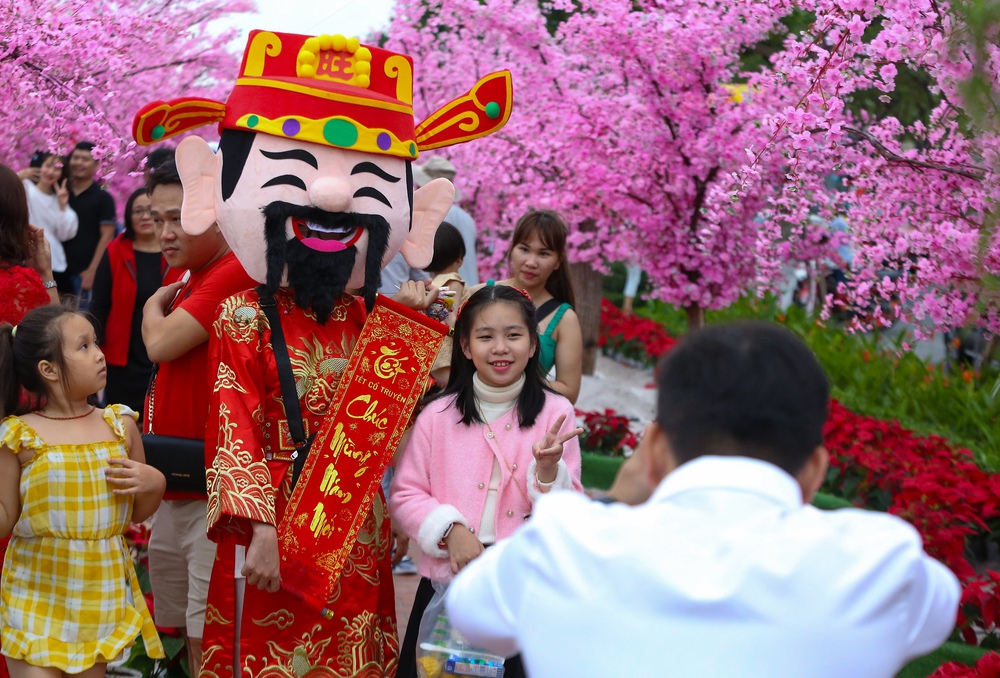 Du khách đổ xô đến chụp ảnh với dàn linh vật rồng đẹp sắc sảo tại đường hoa Tết Đà Nẵng - Ảnh 6.