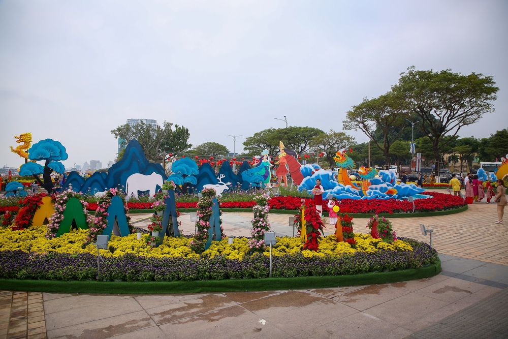 Du khách đổ xô đến chụp ảnh với dàn linh vật rồng đẹp sắc sảo tại đường hoa Tết Đà Nẵng - Ảnh 13.