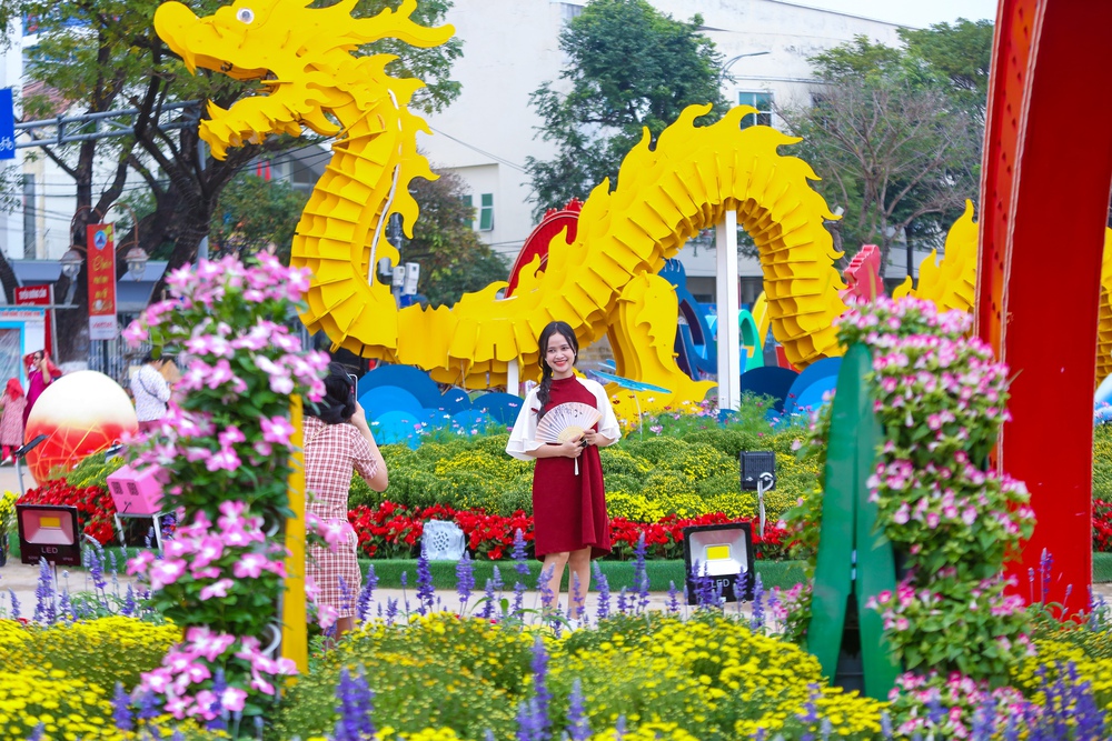 Du khách đổ xô đến chụp ảnh với dàn linh vật rồng đẹp sắc sảo tại đường hoa Tết Đà Nẵng - Ảnh 4.