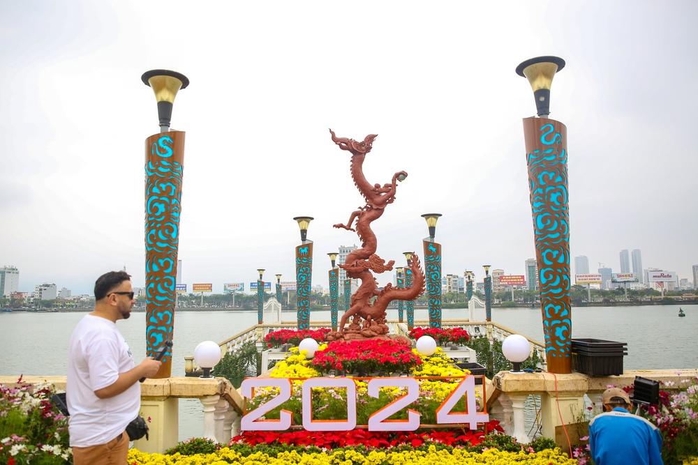 Du khách đổ xô đến chụp ảnh với dàn linh vật rồng đẹp sắc sảo tại đường hoa Tết Đà Nẵng - Ảnh 16.