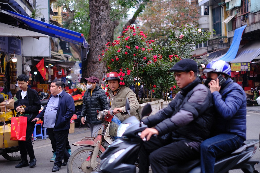 Người dân Hà Nội tấp nập xuống phố chiều 29 Tết, một cặp đôi showbiz cũng rạng rỡ chụp ảnh trên phố Hàng Mã - Ảnh 16.