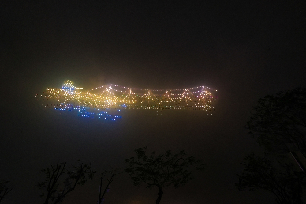 Nhìn lại những khoảnh khắc đẹp lung linh trên bầu trời Hà Nội trong đêm tổng duyệt trình diễn ánh sáng bằng 2.024 drone - Ảnh 5.