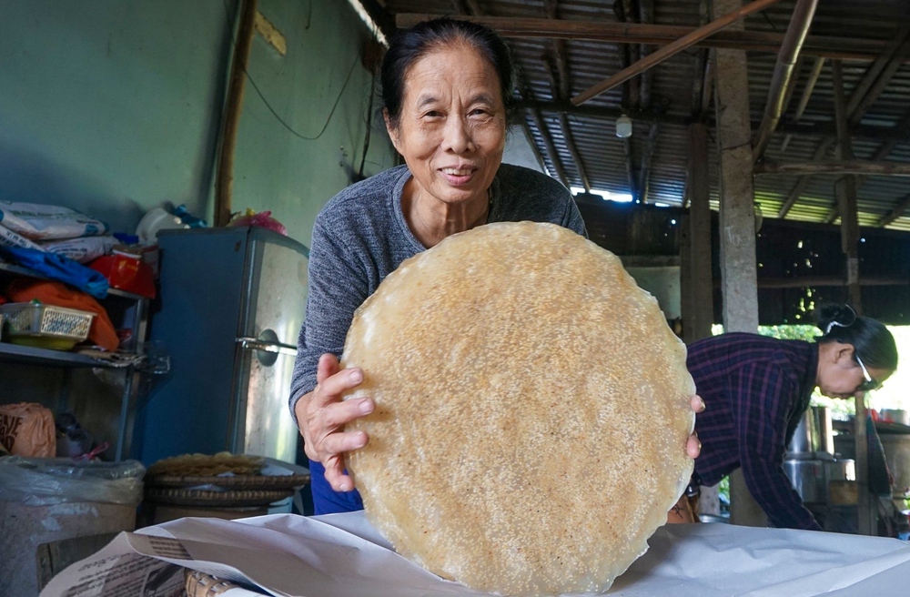 Về thôn Túy Loan xem cụ bà 84 tuổi làm những chiếc bánh tráng được công nhận là Di sản văn hóa phi vật thể quốc gia - Ảnh 11.