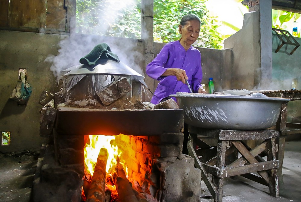 Về thôn Túy Loan xem cụ bà 84 tuổi làm những chiếc bánh tráng được công nhận là Di sản văn hóa phi vật thể quốc gia - Ảnh 4.