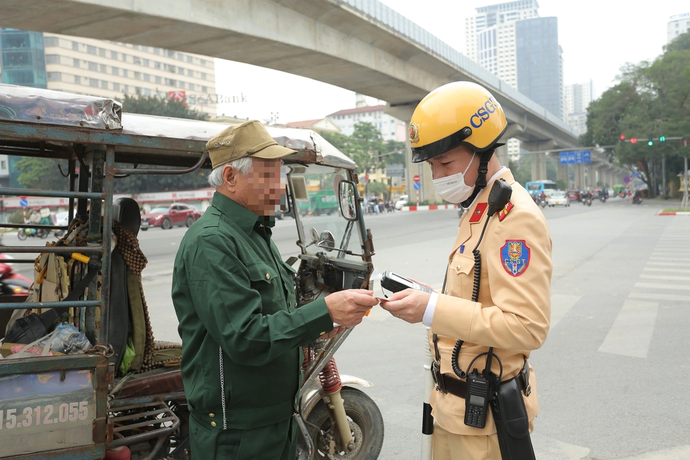 Nâng chén chúc mừng Ngày 8/3, tài xế vi phạm nồng độ cồn, than mất hơn cả tiền đi làm 1 tháng - Ảnh 4.