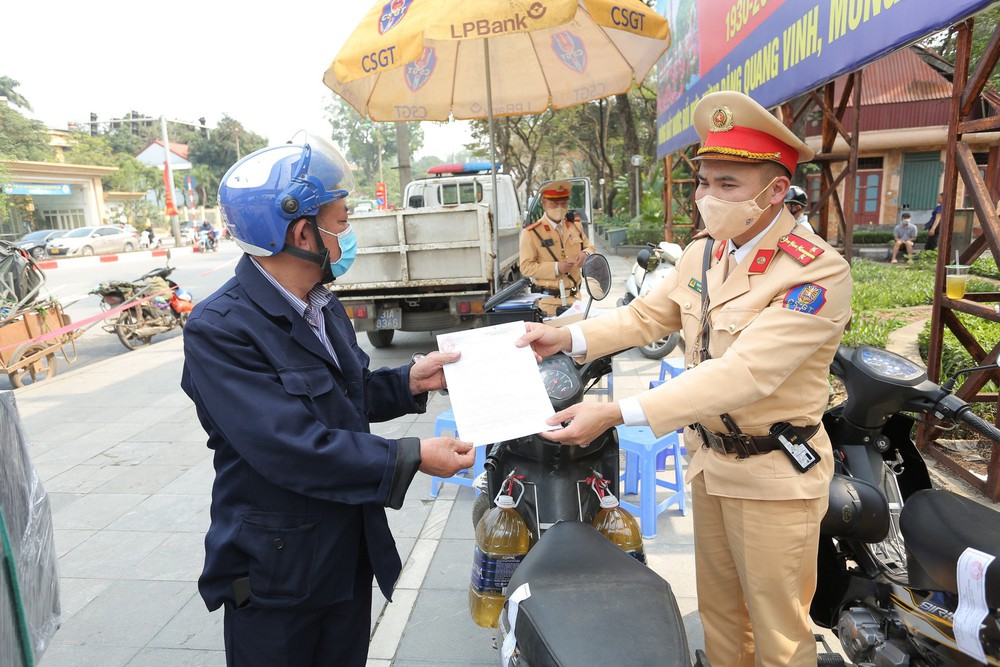 Nâng chén chúc mừng Ngày 8/3, tài xế vi phạm nồng độ cồn, than mất hơn cả tiền đi làm 1 tháng - Ảnh 12.