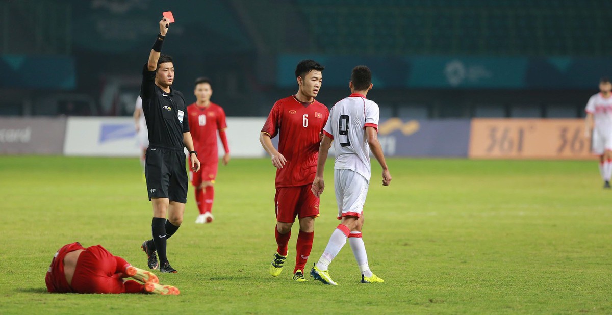 HLV Bahrain: “Trọng tài rút thẻ đỏ vô lý khiến chúng tôi thua Việt Nam”