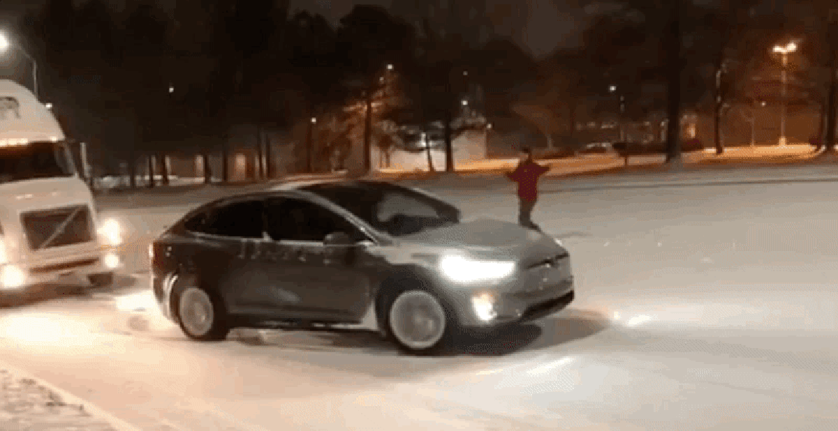 Xe điện Tesla lôi xe container lên dốc giữa trời mưa tuyết khiến cộng ...