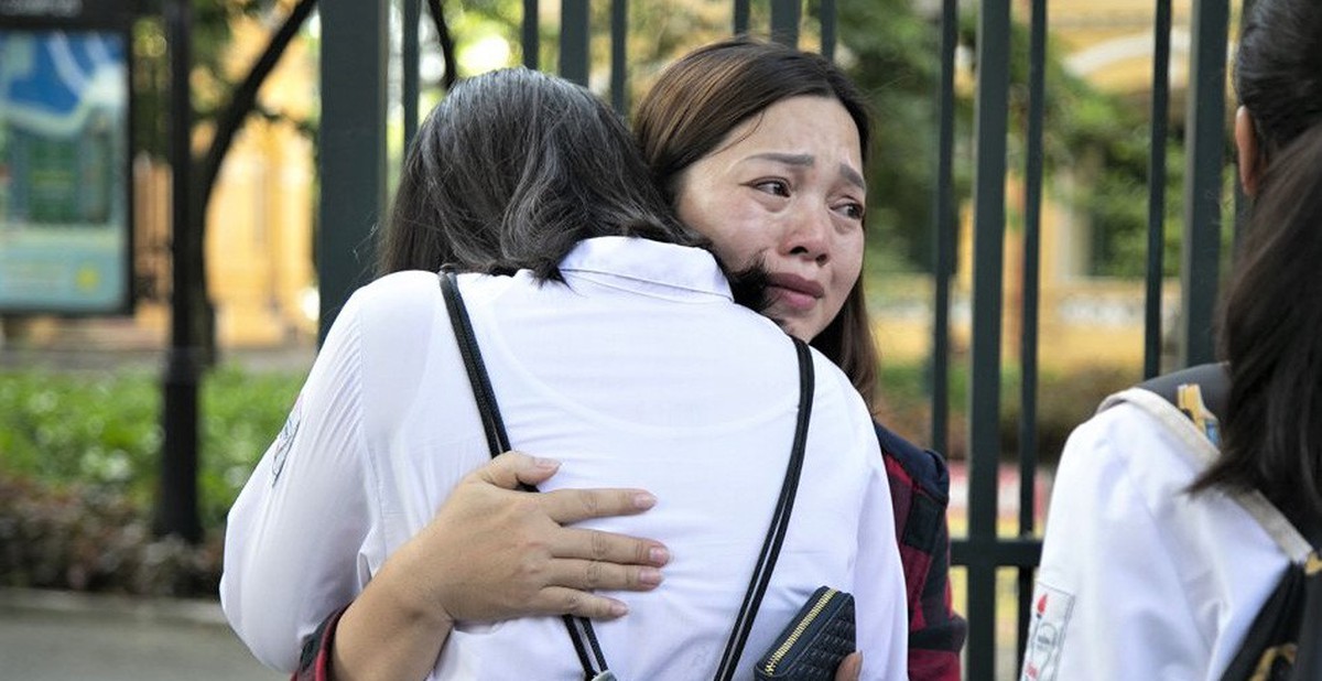 Phụ huynh có con thi vào lớp 10: Con chạy vào ôm mẹ ngủ, nhưng mẹ vội nhắc 