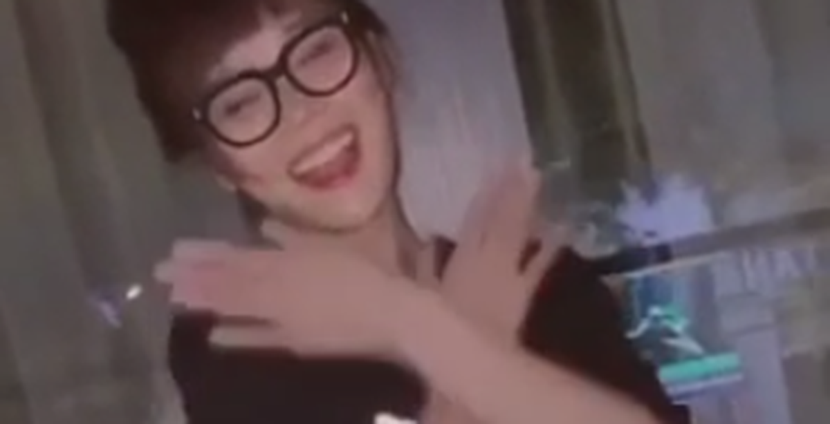 Elsa rủ Taylor Swift hát mash-up chung 1 bài mà thành trend luôn