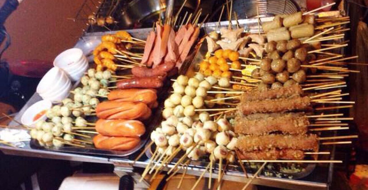 Xúc xích vỉa hè: Cẩn trọng vì không rõ nguồn gốc, màu sắc lạ và ẩn chứa nguy cơ ung thư