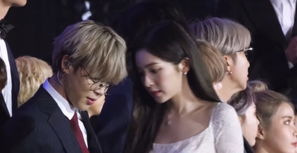Khoảnh khắc Jimin (BTS) "liếc trộm" Irene (Red Velvet) tại KBS Gayo