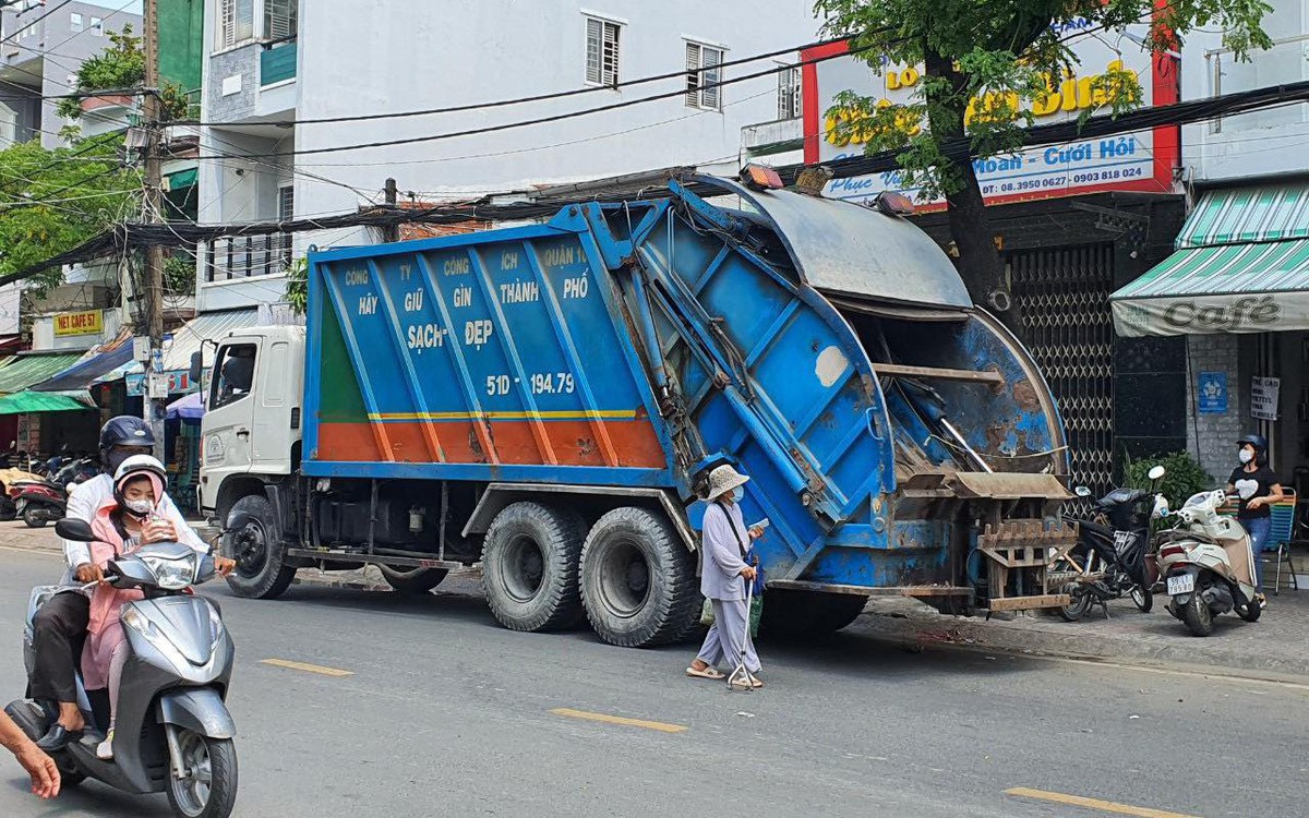 Xe rác gây tai nạn liên hoàn ngay giao lộ ở TP.HCM