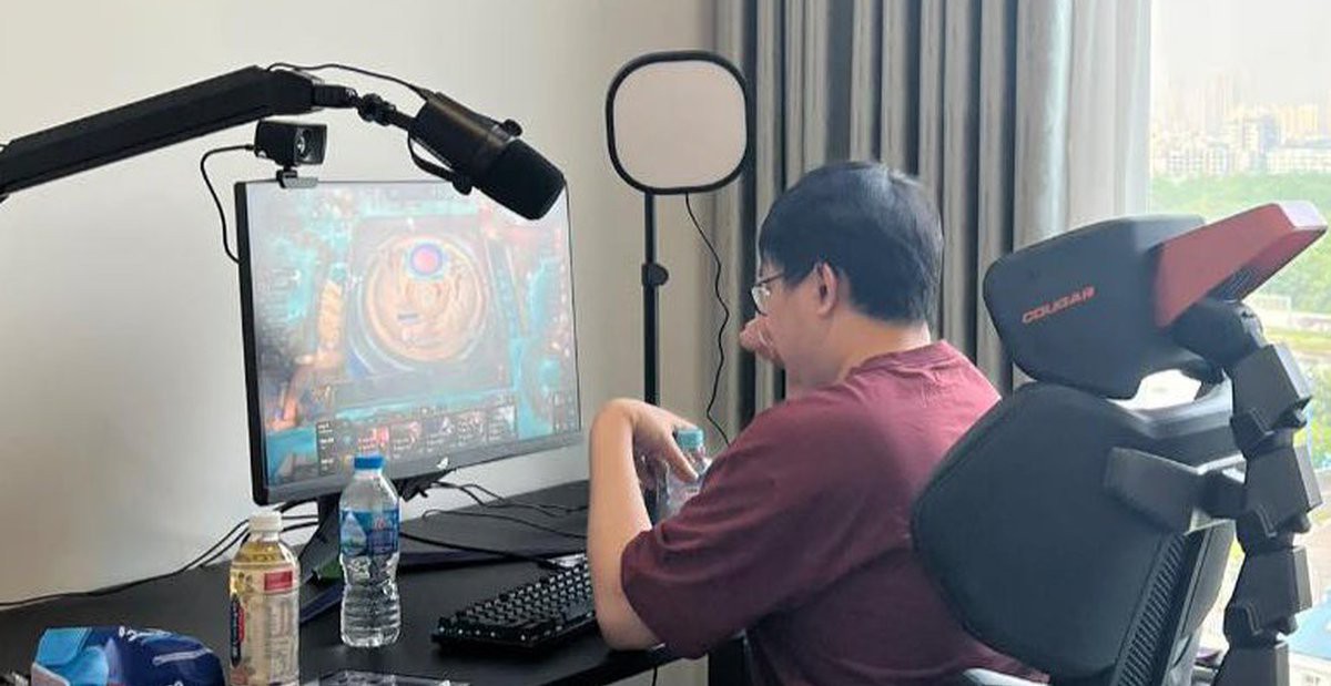 Từ bỏ lương 55 tỷ/ năm, SofM về Việt Nam làm streamer