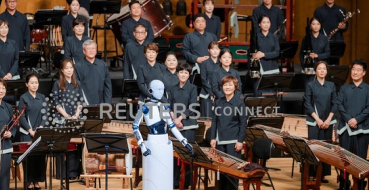 Robot làm “nhạc trưởng” chỉ huy dàn nhạc trong đêm diễn tại Seoul, Hàn Quốc