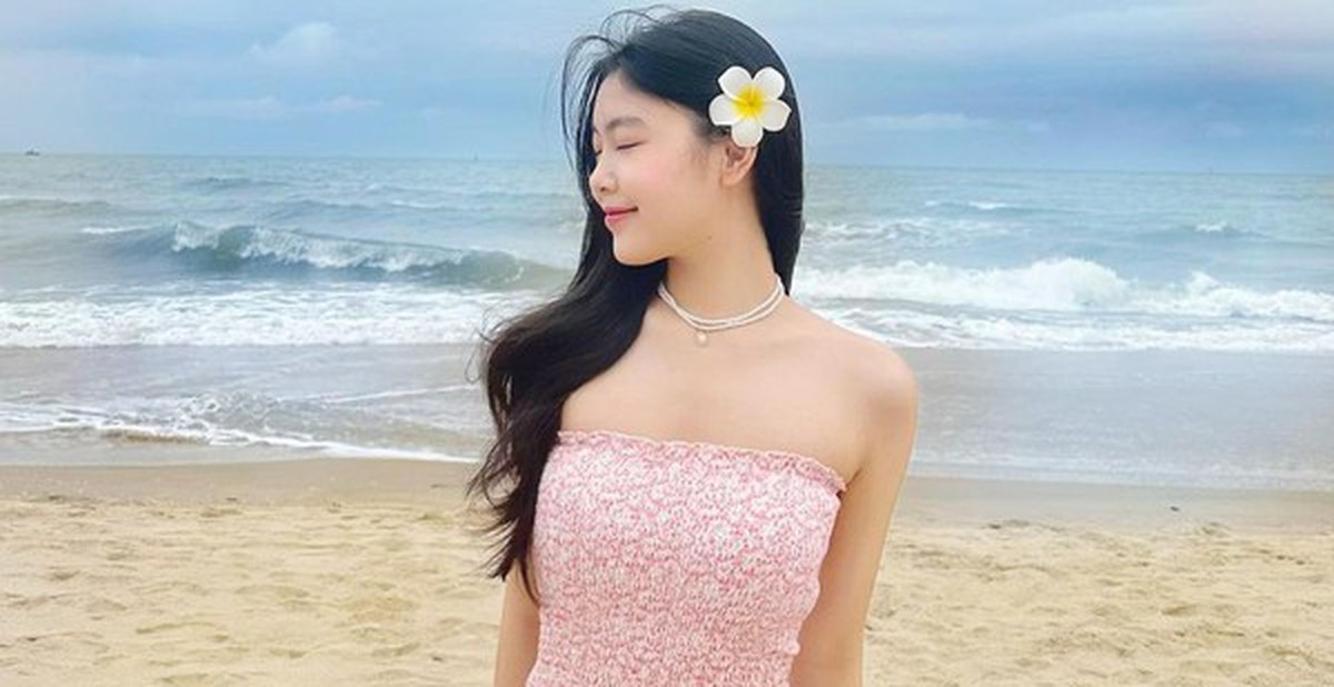 Lọ Lem nhà Quyền Linh thả dáng như người mẫu trên biển